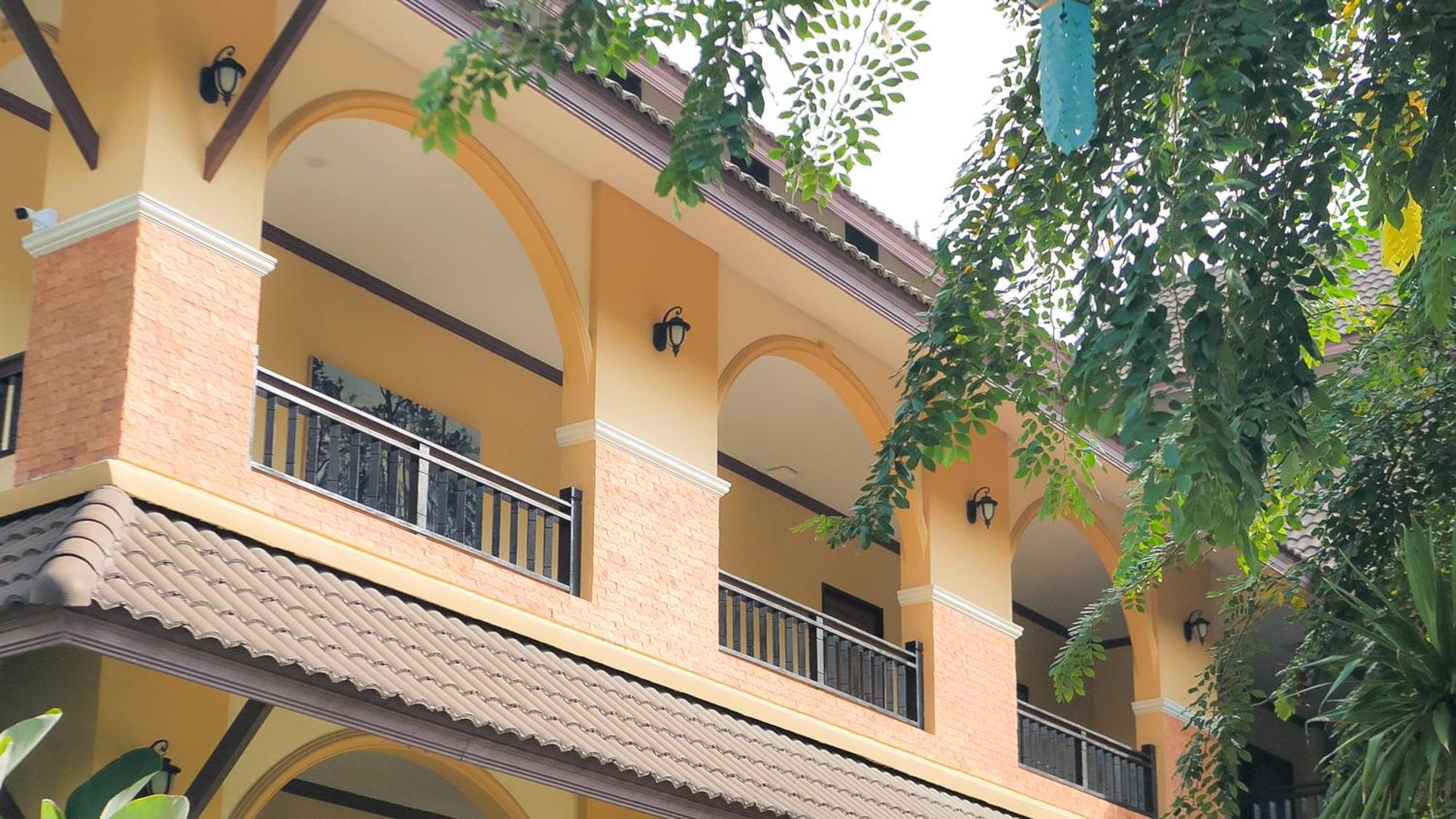 Siam Avari Hotel, Чианграй Экстерьер фото
